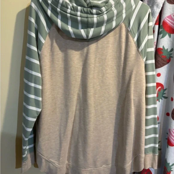 Maurices Quilted Green and Tan Hoodie - Picture 3 of 3